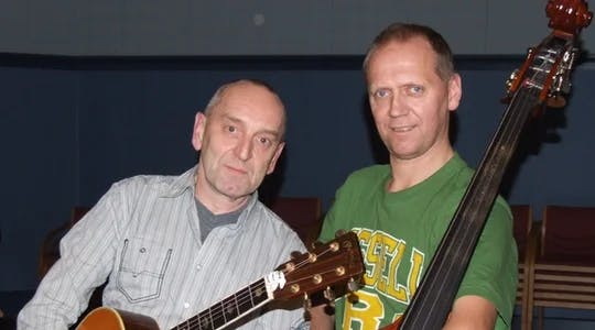 Bjørn Kallevik med gitar og g Haldvar Josefsen med Kontrabass